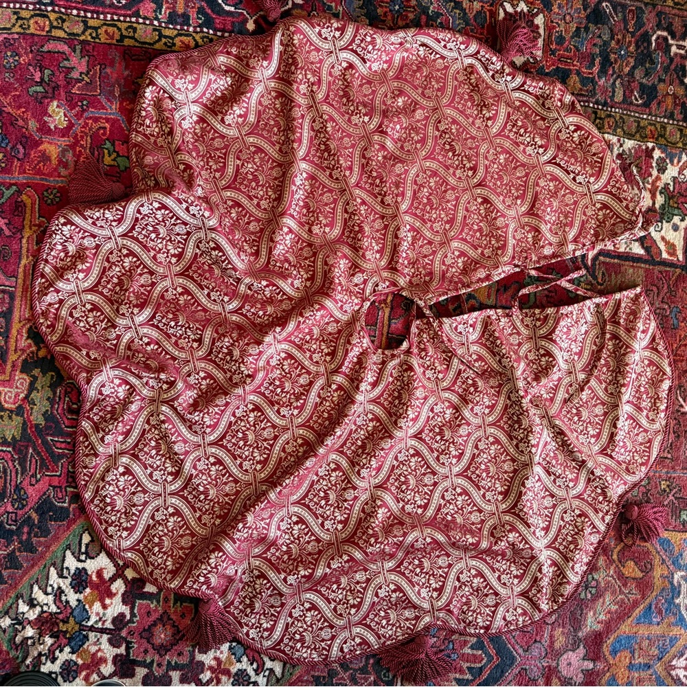 Neiman Marcus silk poly blend reversible holiday tree skirt with tassels❤️ Red
